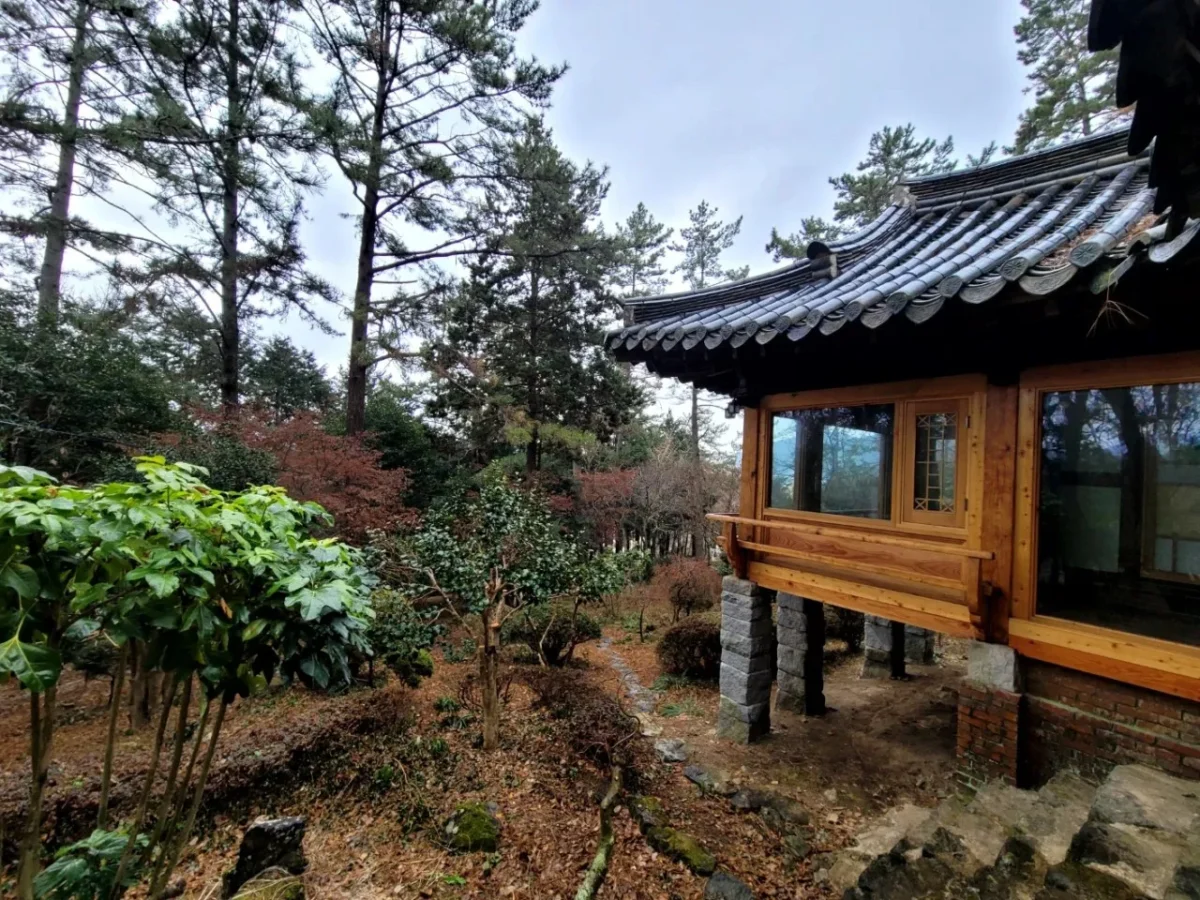 오늘엔 촌집 전성시대 돌기둥위 한옥